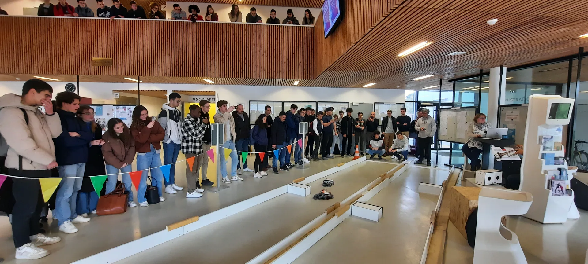 Parcours du concours robot entouré par les étudiants de la promotion GEII
