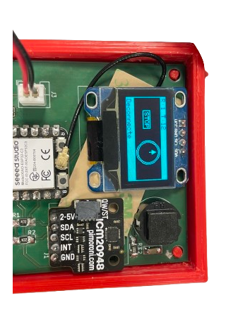 Gros plan sur l’écran OLED et le capteur ICM-20948 intégrés au boîtier