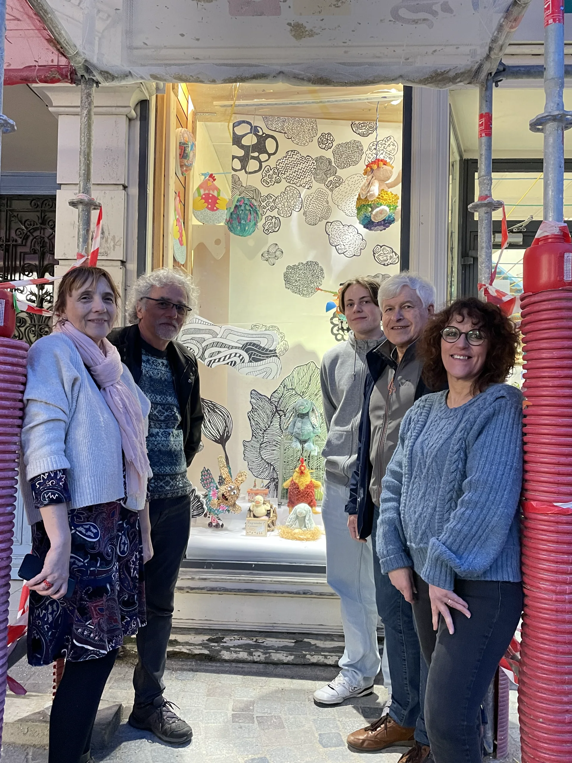 Équipe et encadrants devant la vitrine SAVI installée au Mans